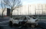 Carcasse d'une voiture brûlée dans le quartier de la Rose des Vents, aussi appelé Cité des 3000 à Aulnay-sous-Bois le 7 février 2017