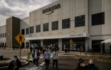 Des salariés devant l'entrepôt d'Amazon JFK8, dans le quartier de Staten Island à New York, le premeir jour du vote le 25 mars