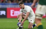L'ouvreur anglais Owen Farrell pose son ballon pour frapper une pénalité lors de la défaite de son équipe 16-15 contre l'Afrique du Sud en demi-finale de la Coupe du monde de rugby au Stade de France, Saint-Denis, France, le 21 octobre 2023