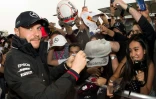 Le Finlandais Valtteri Bottas (Mercedes) signe des autogaphes sur le circuit du GP du Mexique, le 24 octobre 2019 à Mexico