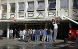 Des migrants dans le lycée désaffecté Jean-Quarré le 6 octobre 2015 à Paris