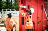 Un travailleur du bâtiment se rafraîchit, à Nantes le 19 juin 2025, lors de la vague de chaleur qui touche la France
