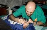 Photographie transmise le 29 avril 2016 par l'Association ds médecins indépendants (IDA), montrant le docteur Mohammad Wassim Maaz oscultant un enfant dans un hôpital syrien d'Alep le 20 février 2016.