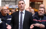 Le président du conseil exécutif corse Gilles Simeoni rencontre des pompiers à Ajaccio, en Corse, le 29 décembre 2015