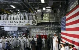 La vice-présidente américaine Kamala Harris s'adresse aux marins du navire USS Tulsa à Singapour pendant une tournée en Asie, le 23 août 2021