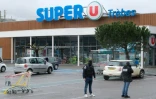 Des agents de la police technique et scientifique devant le supermarché Super U, le 24 mars 2018 à Trèbes 