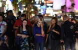 Des personnes se recueillent devant un mémorial près de l'hôtel Mandalay Bay après une fusillade meurtrière, le 3 octobre 2017 à Las Vegas
