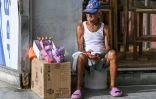 Un homme âgé vend des bonbons dans une rue de La Havane, le 3 juin 2025