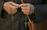 Un fidèle prie pour la guérison du pape François devant l'hôpital Gemelli de Rome, le 4 mars 2025 