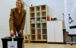 La Première ministre islandaise Kristrun Frostadottir vote lors d'un référendum sur une reprise des négociations d'adhésion à l'UE, le 29 août 2026 à Reykjavik
