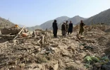 Des habitants marchent au milieu des décombres d'habitations après une attaque aérienne du Pakistan sur le village de Mani, en Afghanistan le 10 juin 2026