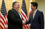 Le secrétaire d'Etat américain Mike Pompeo et le Premier ministre japonais Shinzo Abe, le 6 octobre 2018 à Tokyo