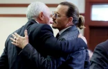 L'acteur Johnny Depp fait une accolade à son conseiller financier Edward White qui vient de témoigner en sa faveur au tribunal de Fairfax le 28 avril 2022