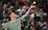 Jannik Sinner au service lors de la finale du Masters 1000 de Shanghai contre Novak Djokovic, le 13 octobre 2024