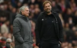 José Mourinho (g) alors manager de Manchester United, et Jürgen Klopp, entraîneur de Liverpool, le 10 mars 2018 au stade d'Old Trafford à Manchester