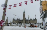 Nettoyage en cours de la rue devant le Parlement canadien, à Ottawa, le 20 février 2022