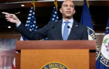 Le chef de la minorité démocrate à la Chambre américaine des représentants, Hakeem Jeffries, donne une conférence de presse au Capitole de Washington, le 10 novembre 2025	