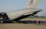 DEs gardes d'honneur américains portent les réceptacles contenant des dépouilles remontant à la Guerre de Corée à la base militaire d'Osan à Pyeongtaek, en Corée du Sud, le 01 août 2018