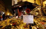 Des fleurs en hommage aux victimes du café Carillon à Paris le 20 novembre 2015