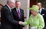 La reine Elizabeth II et l'ancien commandant de l'Armée républicaine irlandaise (IRA) Martin McGuinness se serrent la main, le 27 juin 2012 dans un théâtre à Belfast, en Ireland du Nord