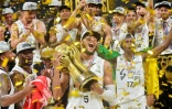 Les joueurs de Villeurbanne célèbrent leur titre de champions de France, après avoir remporté le 5e match décisif face à Monaco, le 25 juin 2019 à l'Astroballe Arena