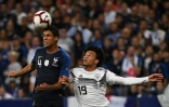 Le défenseur Raphaël Varane (g) à la lutte avec le milieu allemand Leroy Sane lors du match de Ligue des Nations, au Stade de France, le 16 octobre 2018