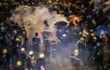 La police tire des gaz lacrymogènes pour disperser les manifestants, le 21 juillet 2019 à Hong Kong