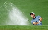 L'Américain Scott Scheffler tente une approche depuis un bunker au 2e trou, lors du dernier tour du Masters, le 10 avril 2022 sur le parcours d'Augusta (Géorgie) 