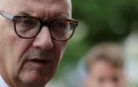 Le ministre français de l'Economie, Roland Lescure, s'adresse aux journalistes à son arrivée à Sens, au sud-est de Paris, le 29 août 2026