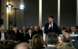 Le Premier ministre Gabriel Attal (D) lors d'un débat avec des maires et des habitants, le 20 janvier 2024 à Saint-Laurent d'Agny, dans le Rhône