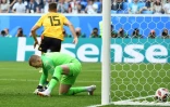 Le défenseur belge Thomas Meunier ouvre le score en trompant le gardien de but anglais Jordan Pickford dans le match pour la 3e place du Mondial, le 14 juillet 2018 à Saint-Pétersbourg 