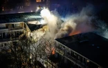 Des pompiers luttent contre un incendie dans un immeuble résidentiel de La Haye après une explosion, le 7 décembre 2024 aux Pays-Bas