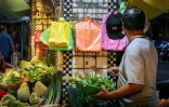 Des sacs en plastique sur un marché de Keelung, à Taïwan, le 9 juin 2026