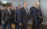 Le ministre iranien des Affaires étrangères iranien Abbas Araghchi (c) et le président du Parlement islamique d'Iran, Mohammed Bagher Ghalibaf (2e d), arrivent pour une réunion quadrilatérale entre les Etats-Unis, l'Iran, le Pakistan et le Qatar au complexe hôtelier de Bürgenstock, le 21 juin 2026 en Suisse