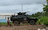 Des soldats ivoiriens patrouillent en véhicule blindé à Kafolo, près de la frontière du Burkina Faso, le 9 octobre 2025 en Côte d'Ivoire