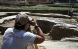Un archéologue prend des photos d'un site datant de l'époque romaine, le 31 juillet 2017 à Sainte-Colombe, dans le Rhône
