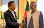 Photo diffusée le 13 juin 2025 par le Bureau du conseiller principal du gouvernement intérimaire du Bangladesh, montrant Muhammad Yunus (d), prix Nobel de la paix et à la tête du gouvernement intérimaire, et le président par intérim du Parti nationaliste du Bangladesh (BNP), Tarique Rahman (g), lors d'une rencontre à Londres