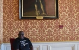 Carl Cox a posé fièrement dans la salle des Illustres, près d?un tableau représentant Louis XIII