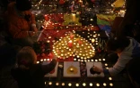 Bougies allumées en hommage aux victimes des attentats terroristes le 22 mars 2016 place de la Bourse à Bruxelles