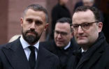 L'ancien ministre de la Santé allemand Jens Spahn (D) et son mari Daniel Funke, le 5 janvier 2024 à Offenburg, dans le sud de l'Allemagne