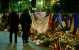 Drapeaux, fleurs et bougies en hommage aux victimes le 31 décembre 2016 devant le Bataclan à Paris