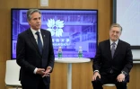 Le secrétaire d'Etat américain Antony Blinken (G) et le vice-chancelier de l'Université de New York à Shanghai Jeffrey Lehman parlent à des étudiants à Shanghai le 25 avril 2024