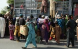 Distribution alimentaires pour les personnes déplacées des zones inondées, le 29 août 2022 à Dera Ghazi Khan, dans la province du Punjab, au Pakistan