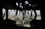Vue de la ville de Gaza d'un appartement dans un immeuble de la ville frappé par un bombardement israélien, le 24 avril 2025