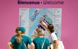Des membres de la délégation australienne observent une carte du village des athlètes, le 18 juillet 2024 à Saint-Denis en Seine-Saint-Denis