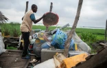 Un pĂȘcheur jettent des dĂ©chets plastiques qu'il a ramassĂ©s en bateau prĂšs du fleuve Congo, sur l'Ăźle de Kimpoko, Ă Kinshasa, le 27 avril 2026 en RDC