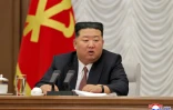 Photo prise le 9 juillet 2026 et publiée le 10 juillet 2026 par l'agence de presse officielle nord-coréenne KCNA montrant le dirigeant nord-coréen Kim Jong-un lors d'une réunion élargie de la neuvième Commission militaire centrale du Parti au complexe gouvernemental n° 1 à Pyongyang