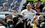 Le pape François à son arrivée pour célébrer une messe en plein air à Budapest, le 30 avril 2023