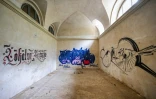 Les murs intérieurs des bains impériaux de Neptune recouverts de graffitis, le 29 juillet 2025 à Baile Herculane, en Roumanie