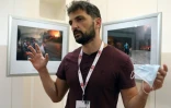Le photographe grec de l'AFP Angelos Tzortzinis explique les histoires derrière ses photos exposées au festival international du photojournalisme à Perpignan, le 2 septembre 2021